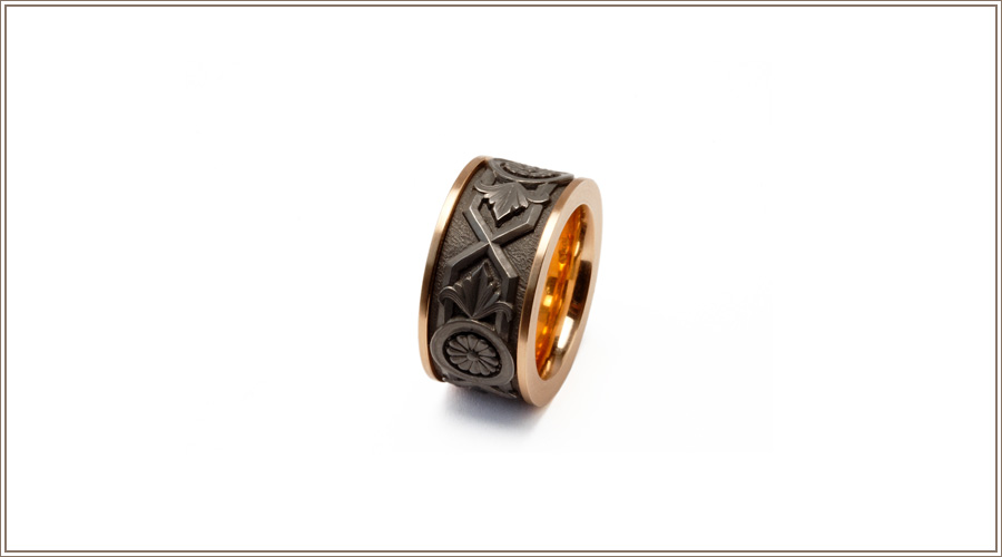 Bernhard Grassl Juwelier München Ring Empire mit Eisenrelief und Rotgold