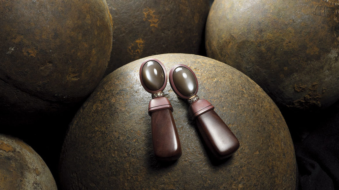 Bernhard Grassl Juwelier München Ohrclips in gebranntem Kupfer und Roségold mit braunen Brillanten und Mondstein-Cabochons.