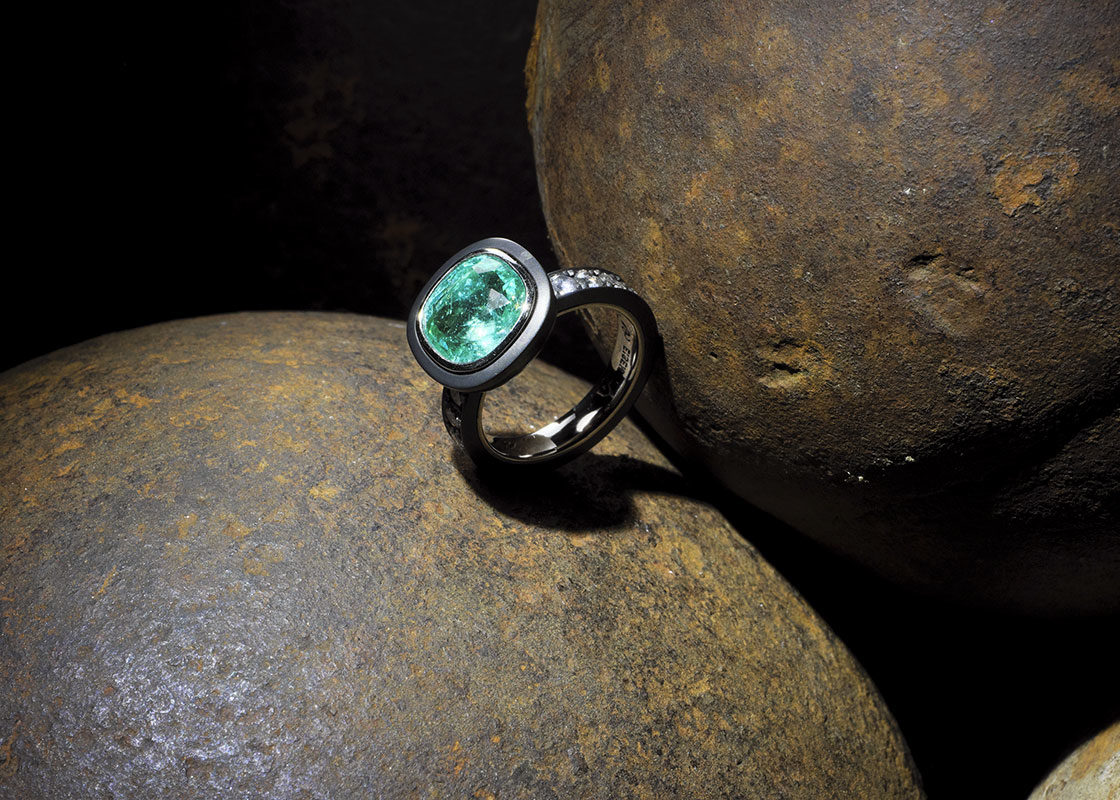 Bernhard Grassl Juwelier München Ring mit einem Cushion Paraiba-Turmalin, gefasst in Platin und schwarzem Eisen mit grauen Brillanten