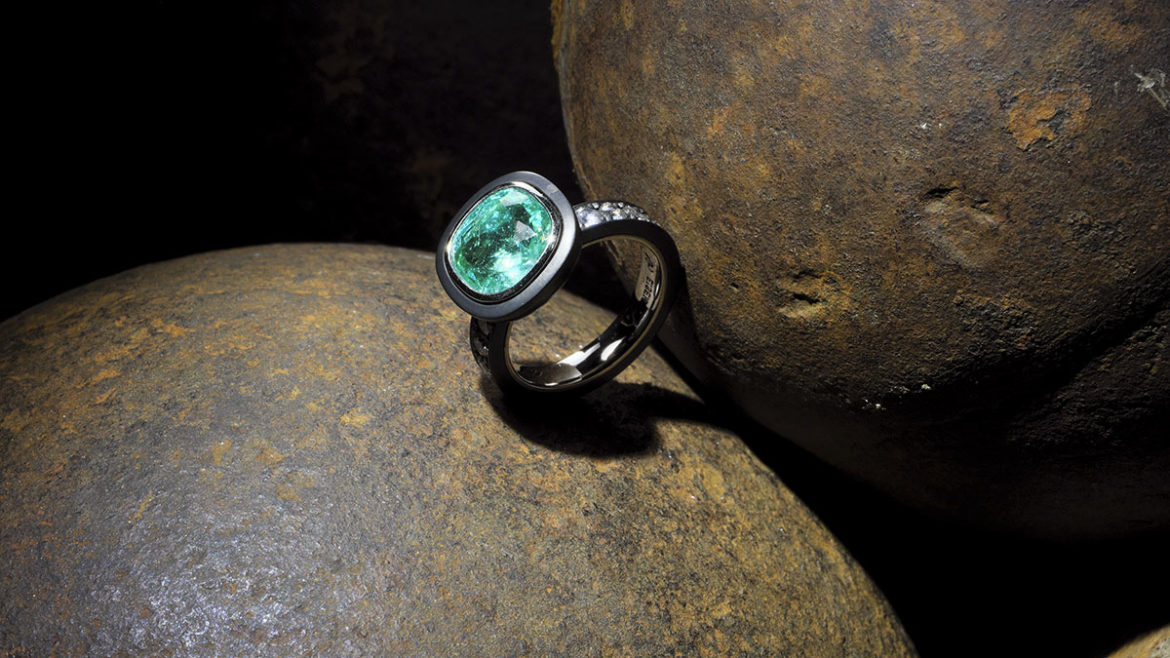Bernhard Grassl Juwelier München Ring mit einem Cushion Paraiba-Turmalin, gefasst in Platin und schwarzem Eisen mit grauen Brillanten