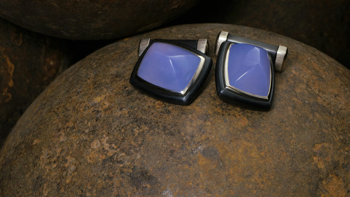 Bernhard Grassl Juwelier München Manschettenknöpfe Calcedon-Cabochons in schwarzem Eisen und Weißgold