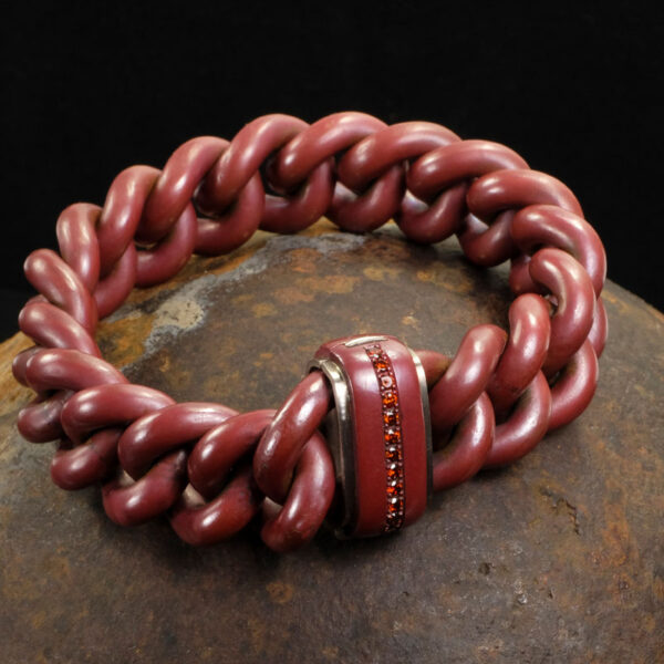 Bernhard Grassl Juwelier München Hals- und Armschmuck, Armband in gebranntem Kupfer und Weissgold, cherryfarbene Brillanten